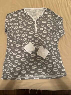 Little Sleepies Gray Kiss-Print Long Sleeve Henley with White Trim